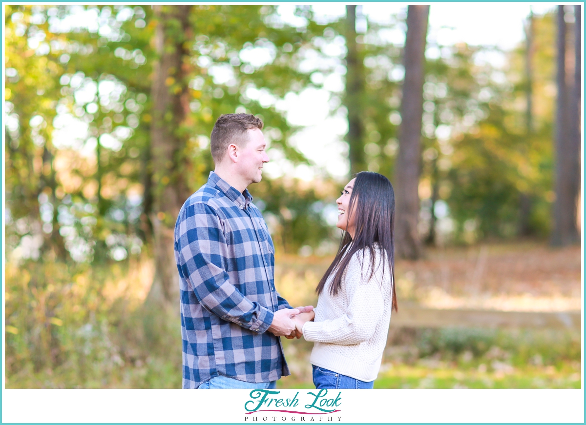 romantic couples photos in the woods